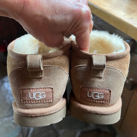 Youth UGGS  Micro size 4 - Picture 1 of 4